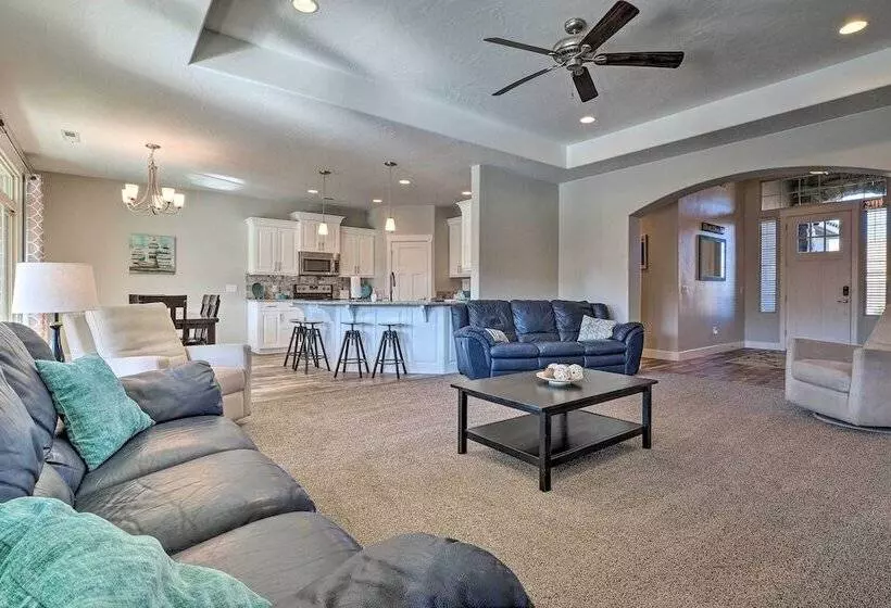 Adventure Bound Home W/ Pickleball, Hot Tub & More