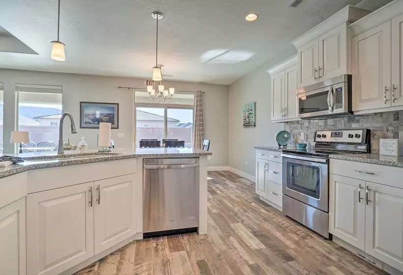 Adventure Bound Home W/ Pickleball, Hot Tub & More