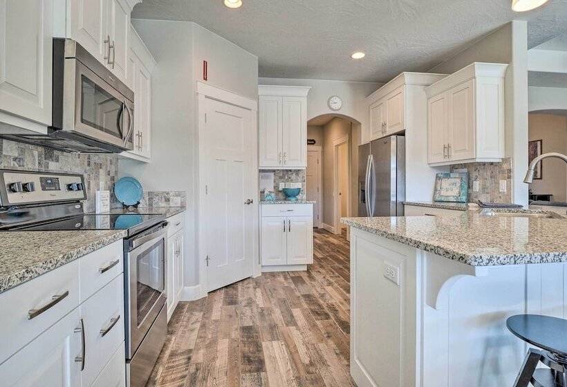 Adventure Bound Home W/ Pickleball, Hot Tub & More