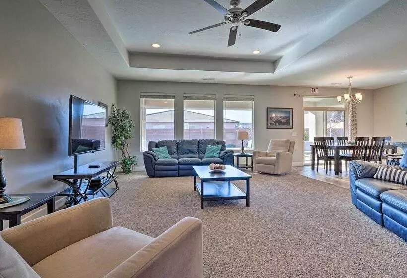 Adventure Bound Home W/ Pickleball, Hot Tub & More