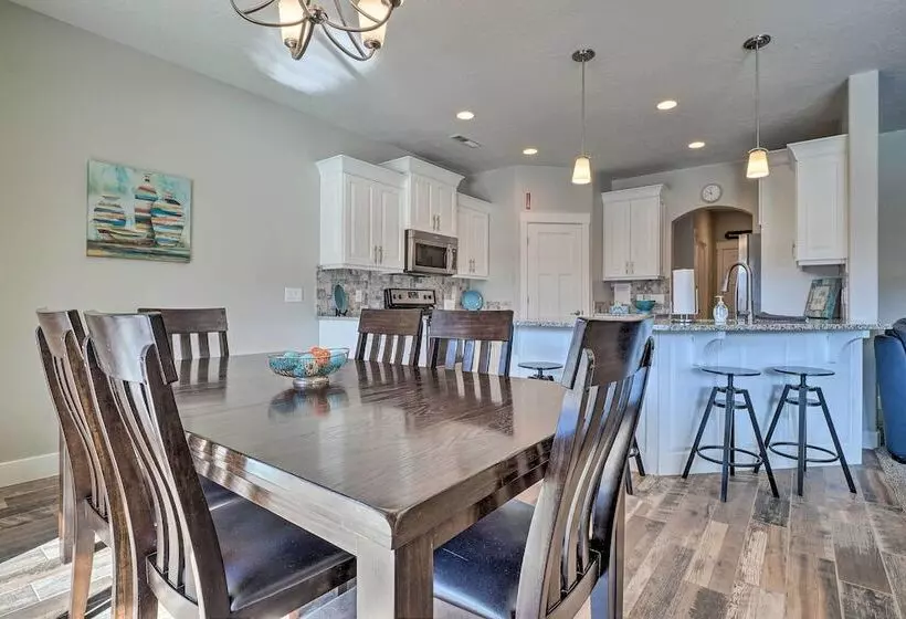 Adventure Bound Home W/ Pickleball, Hot Tub & More