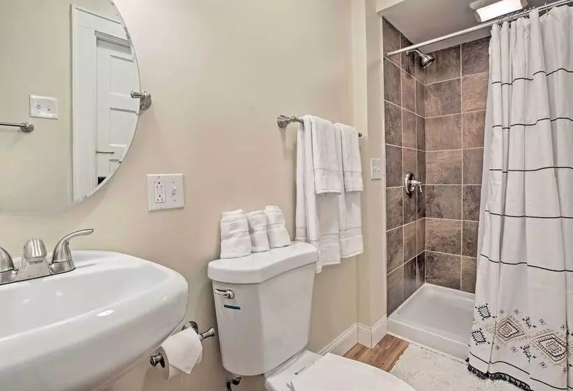 Beautiful Lenox Home, 3 Mi To Shakespeare & Co!