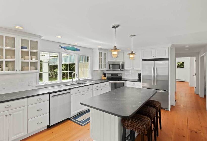 Charming Cottage W/ Deck Walk To Skaket Beach!