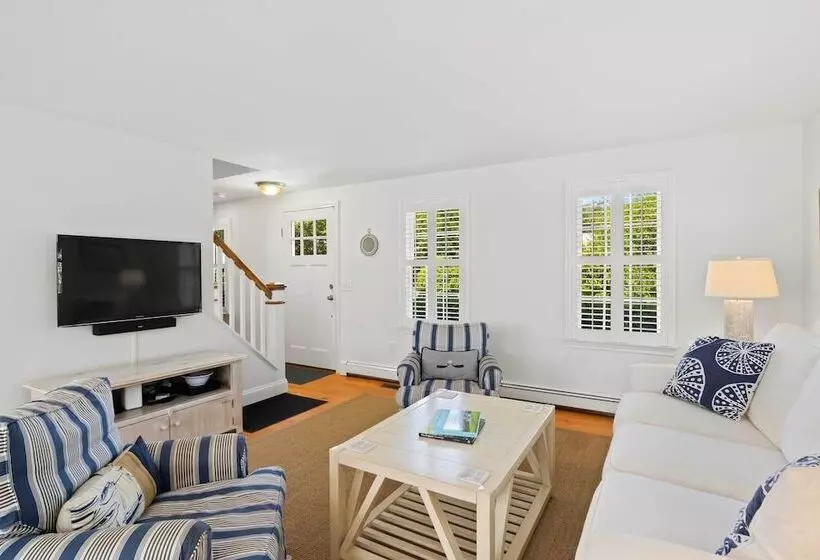 Charming Cottage W/ Deck   Walk To Skaket Beach!