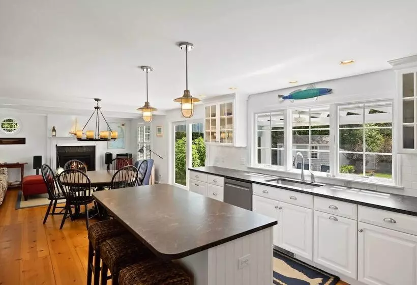 Charming Cottage W/ Deck   Walk To Skaket Beach!