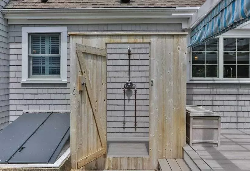 Charming Cottage W/ Deck   Walk To Skaket Beach!