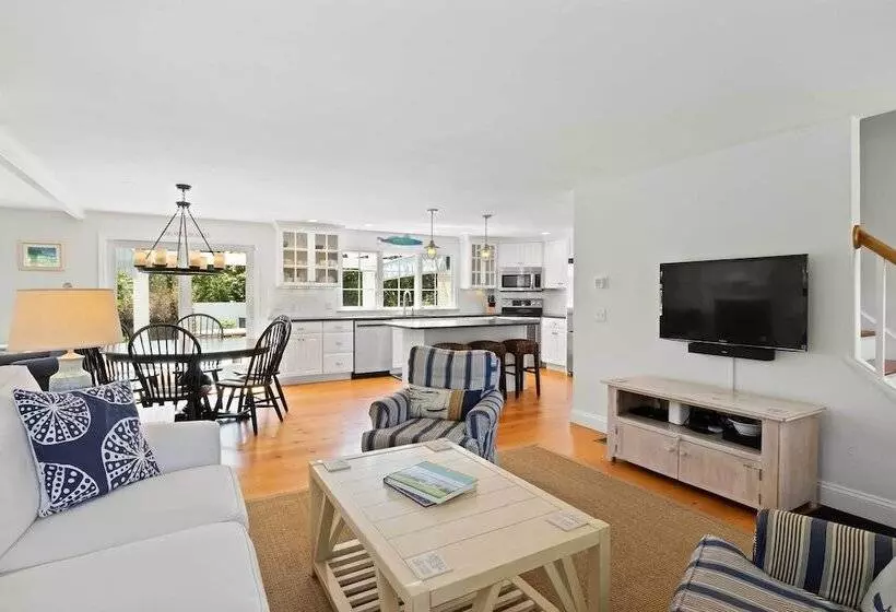 Charming Cottage W/ Deck   Walk To Skaket Beach!