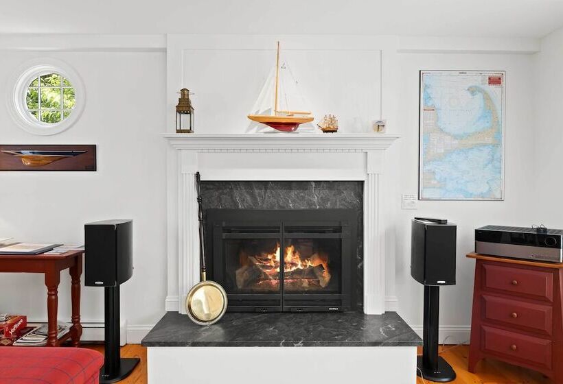 Charming Cottage W/ Deck Walk To Skaket Beach!