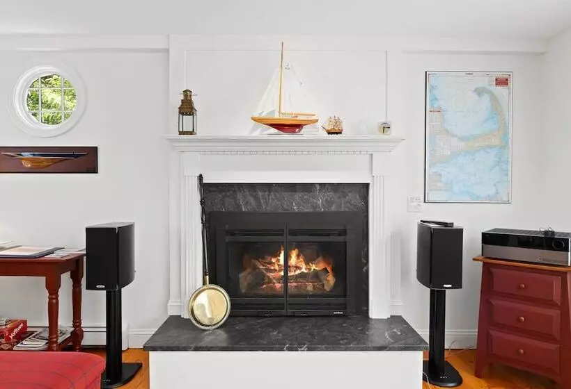 Charming Cottage W/ Deck   Walk To Skaket Beach!