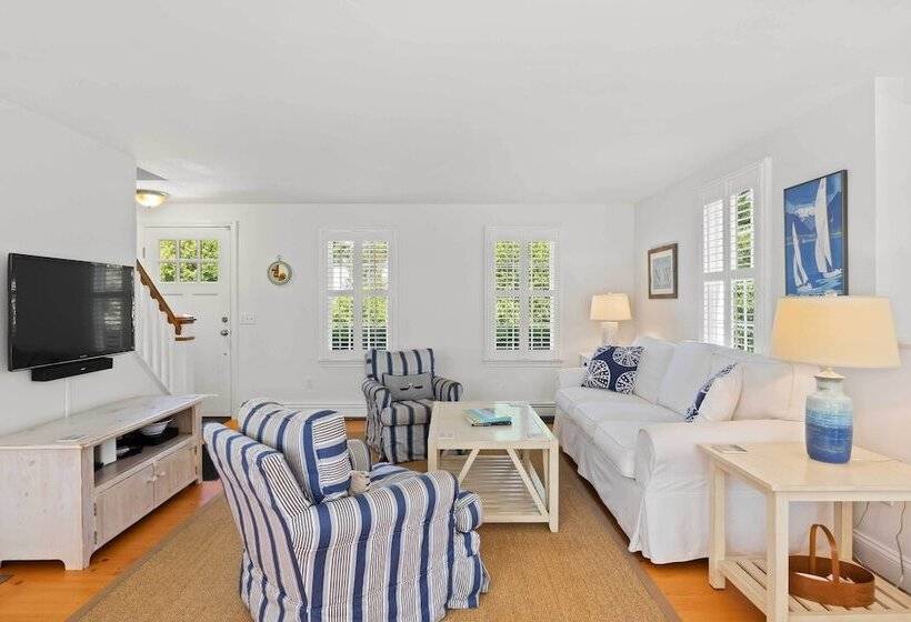 Charming Cottage W/ Deck Walk To Skaket Beach!