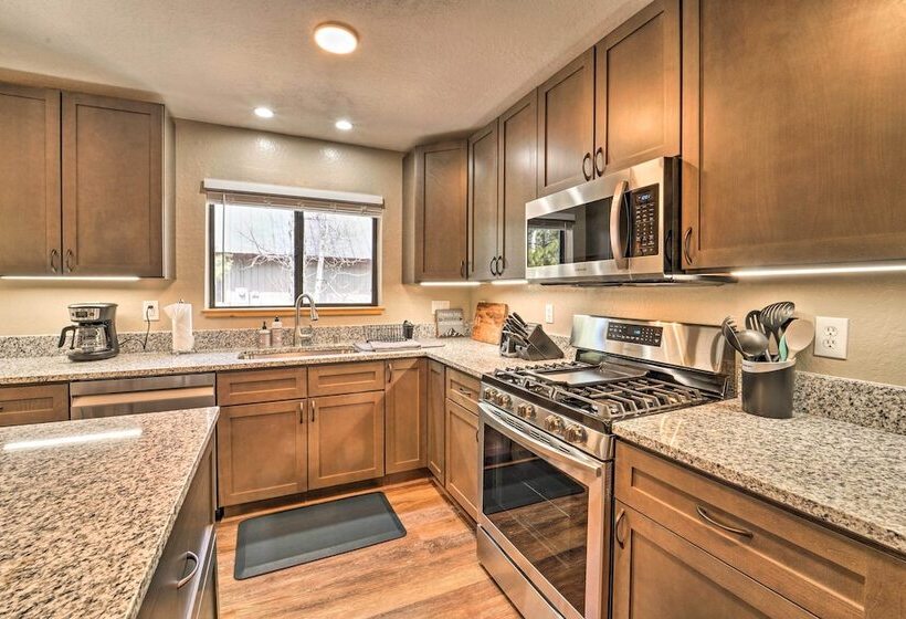 5 Mi To Donner Lake: Home W/ Shared Hot Tub