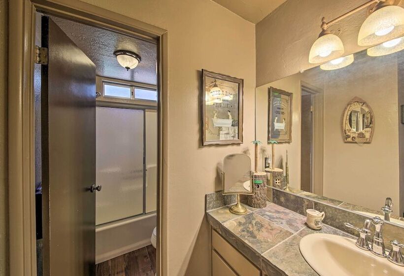 Family Cabin W/ Game Room Near Hiking + Skiing!