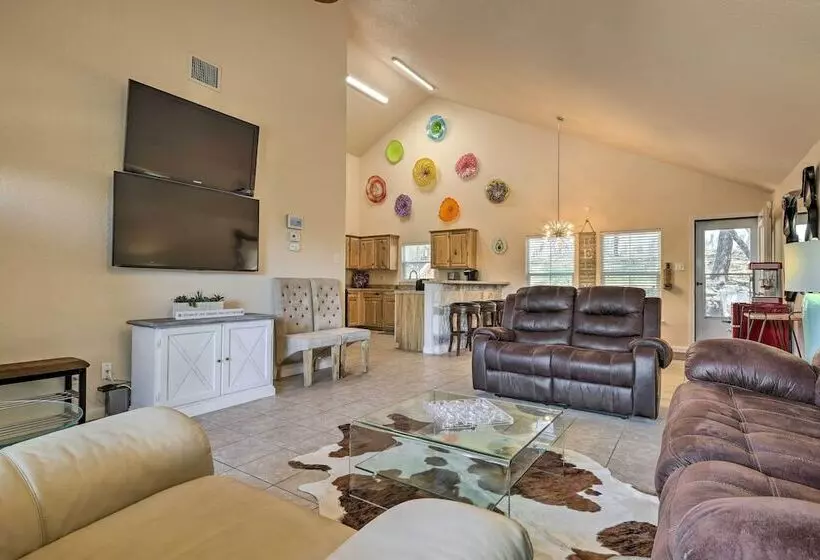 Pet Friendly Home W/ Deck: 1 Mi To Canyon Lake Fun