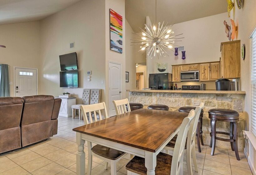Pet Friendly Home W/ Deck: 1 Mi To Canyon Lake Fun