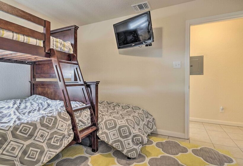 Pet Friendly Home W/ Deck: 1 Mi To Canyon Lake Fun