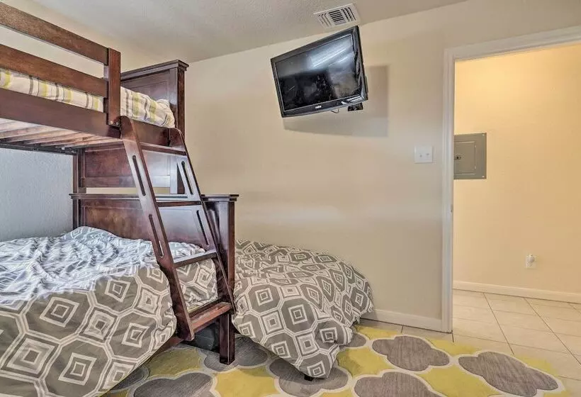 Pet Friendly Home W/ Deck: 1 Mi To Canyon Lake Fun