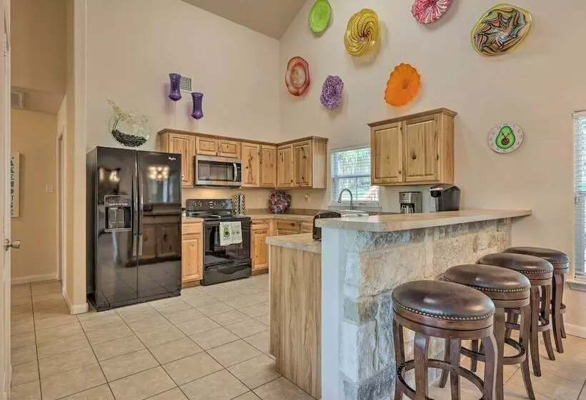 Pet Friendly Home W/ Deck: 1 Mi To Canyon Lake Fun
