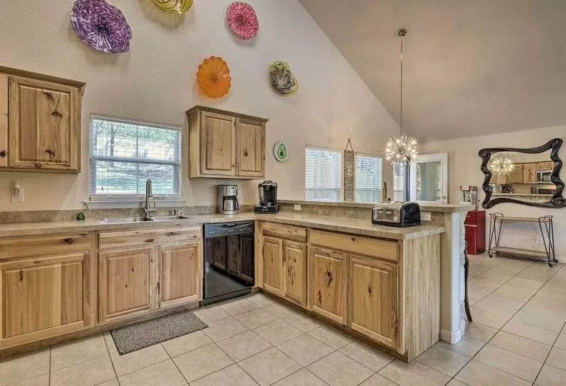 Pet Friendly Home W/ Deck: 1 Mi To Canyon Lake Fun