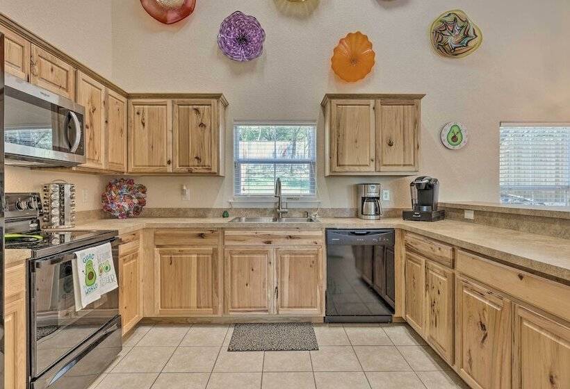 Pet Friendly Home W/ Deck: 1 Mi To Canyon Lake Fun