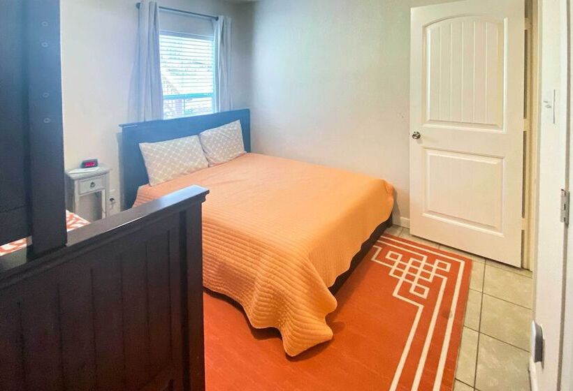 Pet Friendly Home W/ Deck: 1 Mi To Canyon Lake Fun