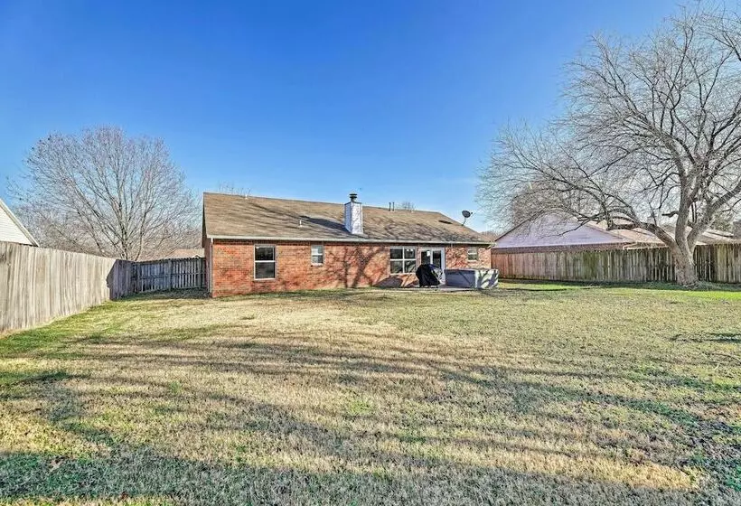 Fayetteville Home W/ Hot Tub ~ 3 Mi To U Of A!