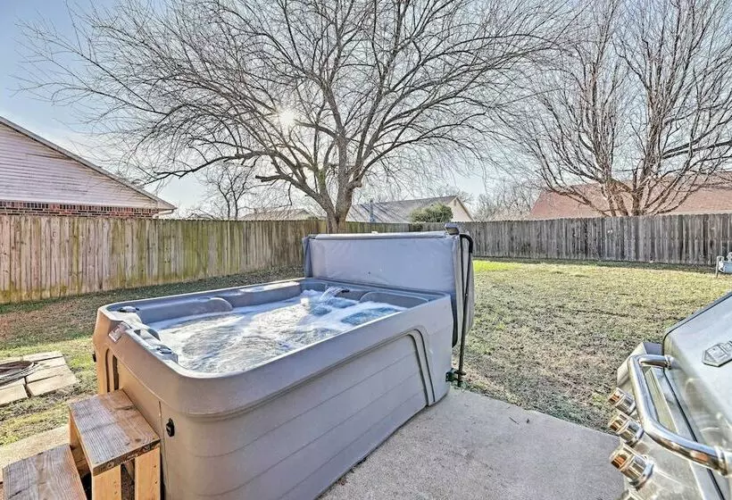 Fayetteville Home W/ Hot Tub ~ 3 Mi To U Of A!