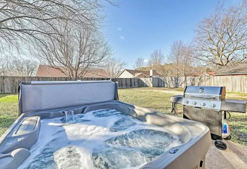 Fayetteville Home W/ Hot Tub ~ 3 Mi To U Of A!