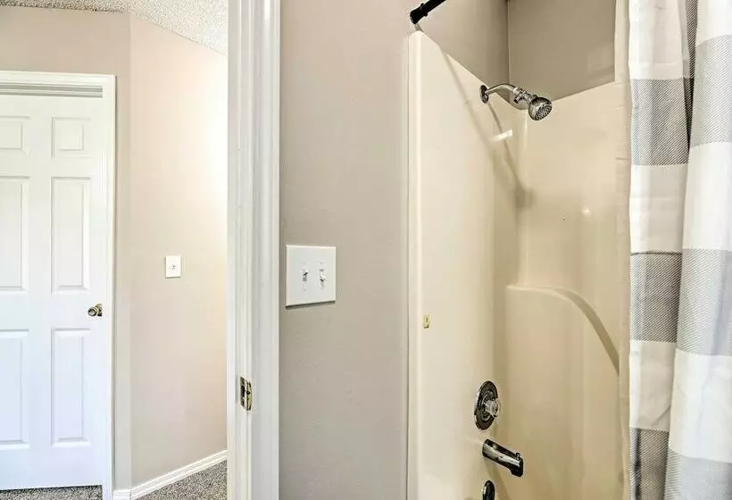 Fayetteville Home W/ Hot Tub ~ 3 Mi To U Of A!