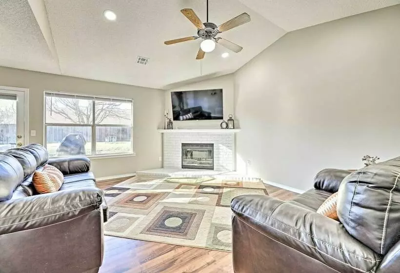 Fayetteville Home W/ Hot Tub ~ 3 Mi To U Of A!