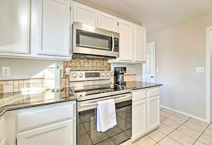 Fayetteville Home W/ Hot Tub ~ 3 Mi To U Of A!