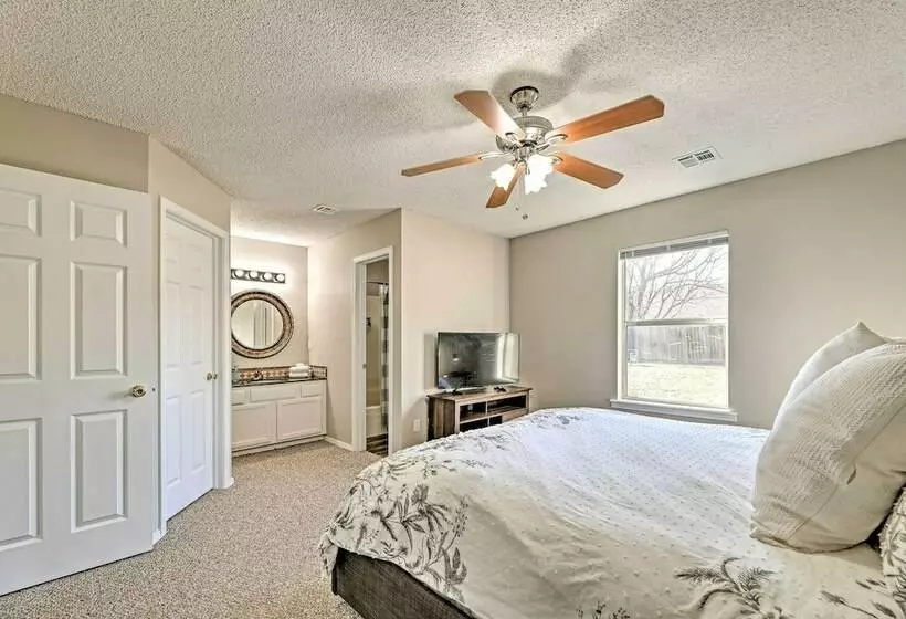 Fayetteville Home W/ Hot Tub ~ 3 Mi To U Of A!