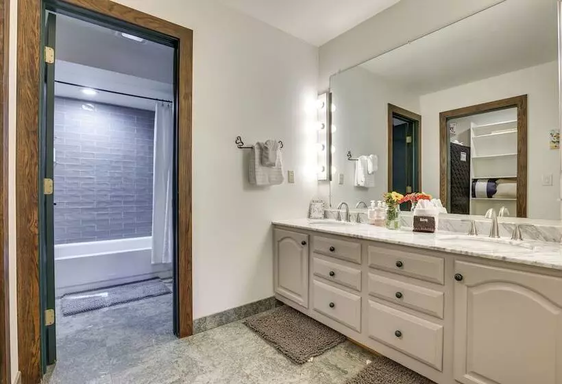 Walk To Main St Frisco: Home W/ Hot Tub + Deck!