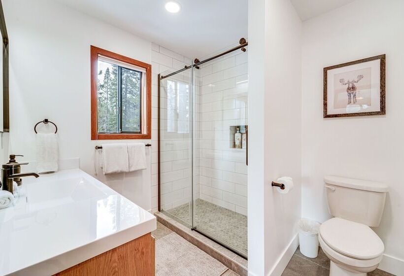 Updated Tahoe Donner Cabin W/ Golf Course Views!