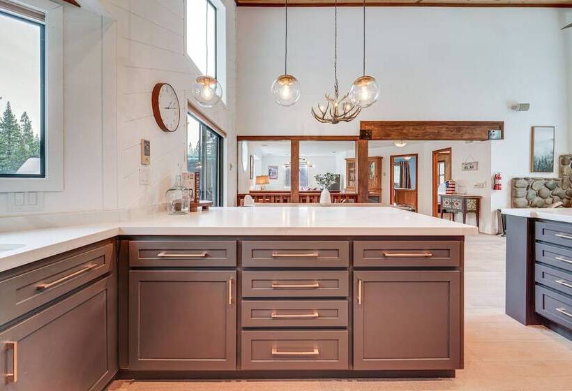 Updated Tahoe Donner Cabin W/ Golf Course Views!