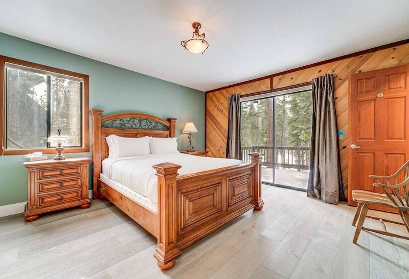 Updated Tahoe Donner Cabin W/ Golf Course Views!