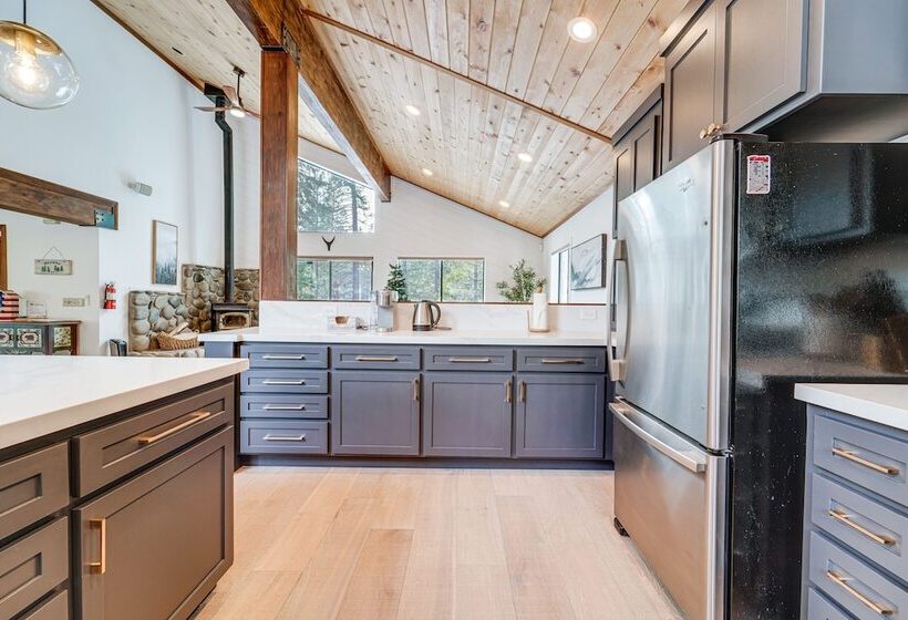 Updated Tahoe Donner Cabin W/ Golf Course Views!
