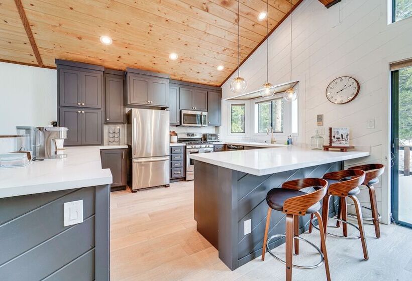 Updated Tahoe Donner Cabin W/ Golf Course Views!