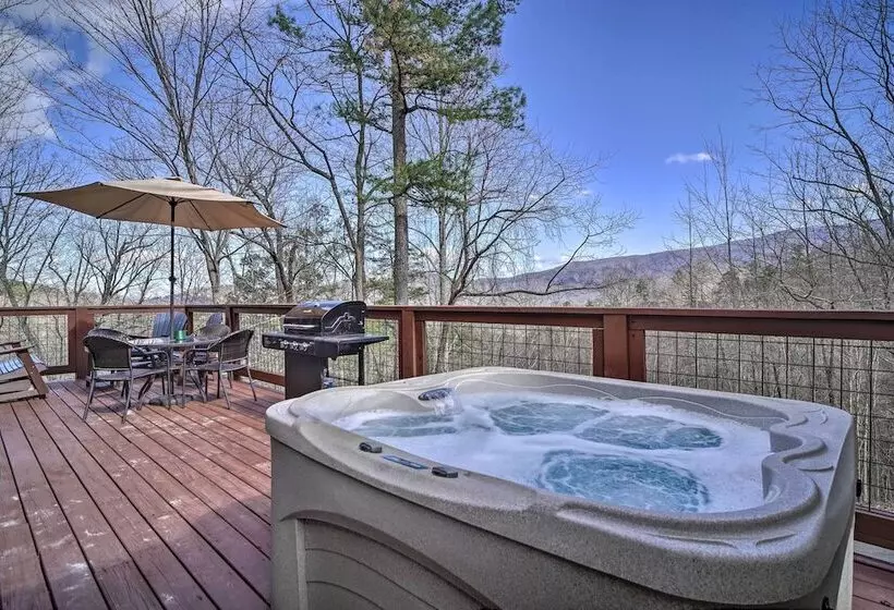 Private Hot Tub: Hatcher Mountain Getaway