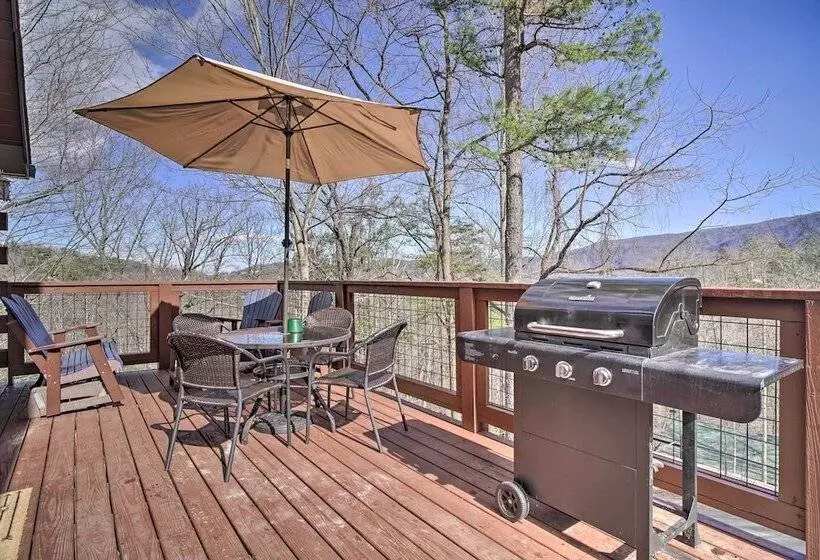 Private Hot Tub: Hatcher Mountain Getaway