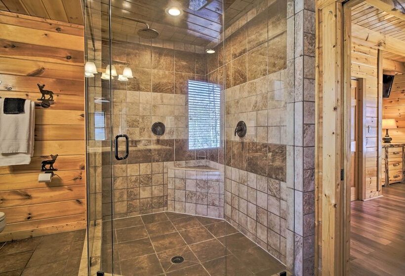 Private Hot Tub: Hatcher Mountain Getaway