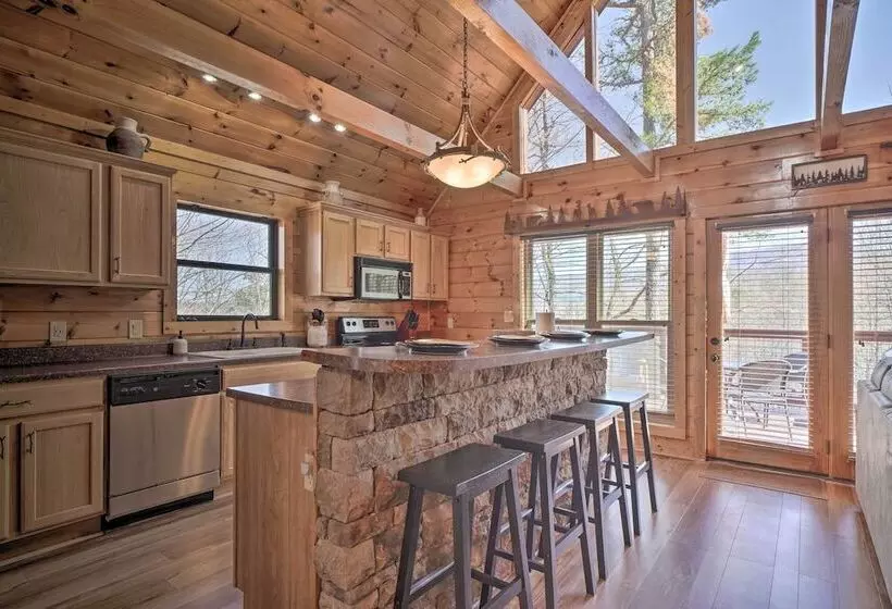 Private Hot Tub: Hatcher Mountain Getaway