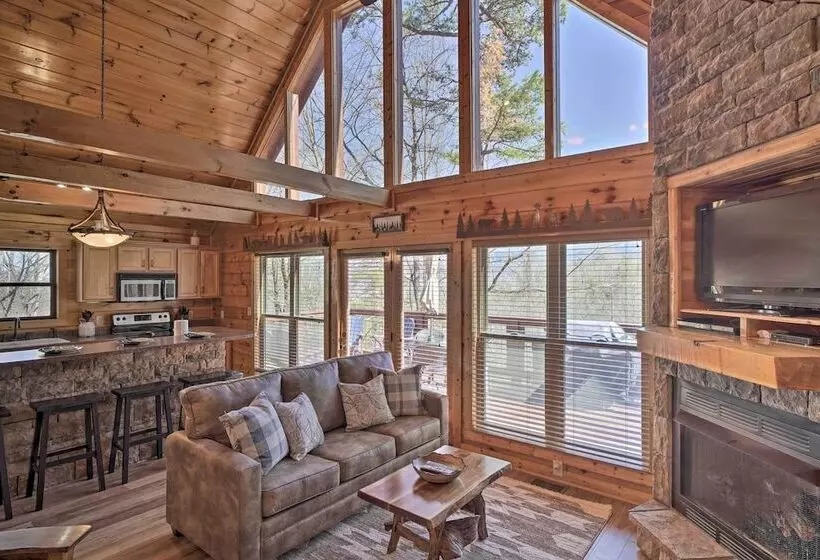 Private Hot Tub: Hatcher Mountain Getaway