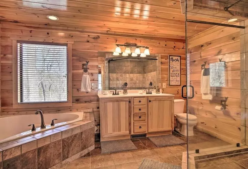 Private Hot Tub: Hatcher Mountain Getaway