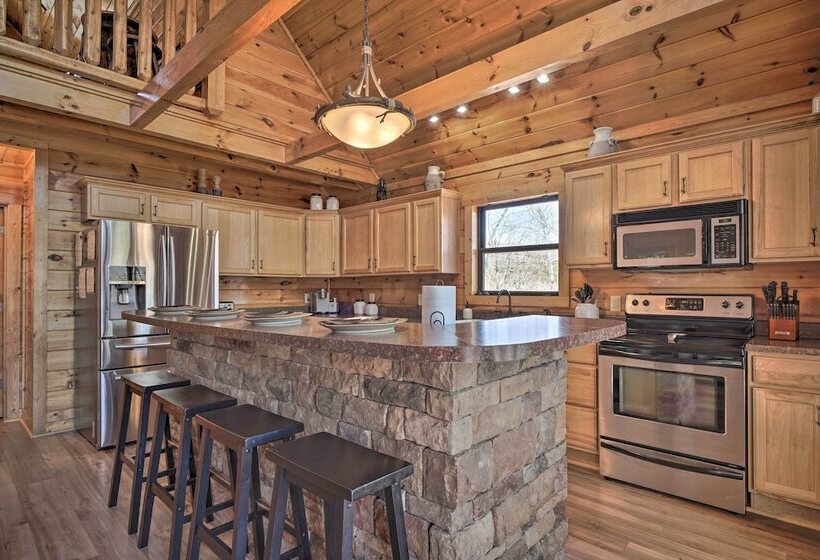 Private Hot Tub: Hatcher Mountain Getaway