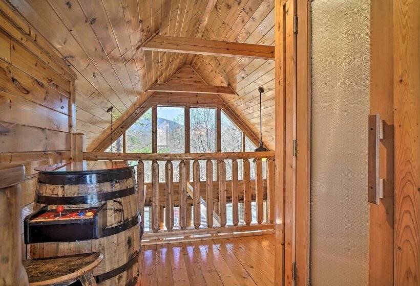 Private Hot Tub: Hatcher Mountain Getaway