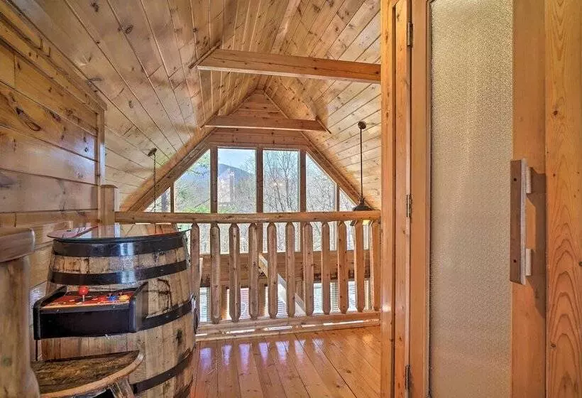 Private Hot Tub: Hatcher Mountain Getaway