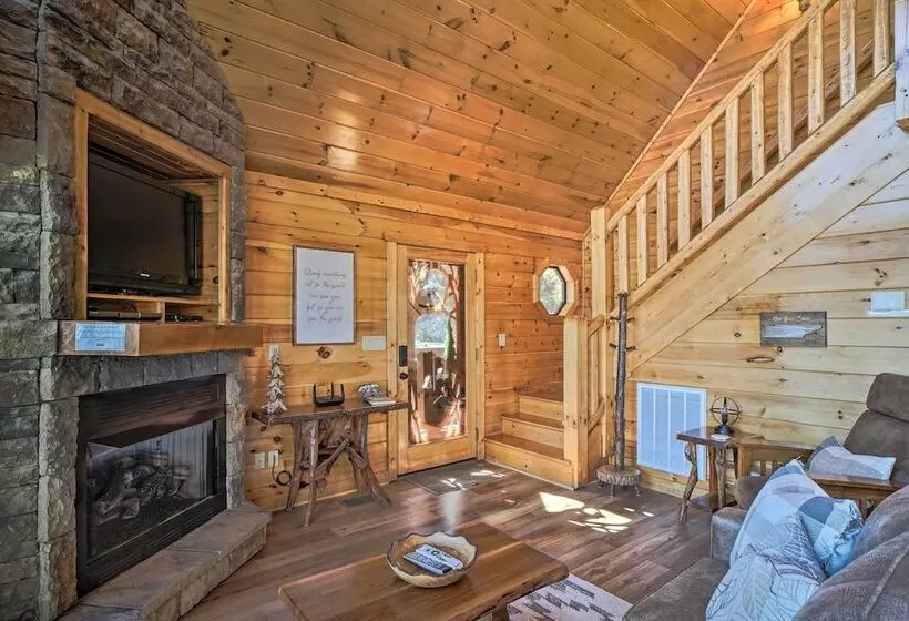 Private Hot Tub: Hatcher Mountain Getaway