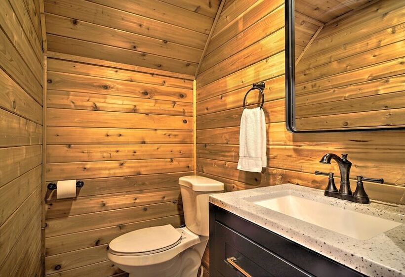 Private Hot Tub: Hatcher Mountain Getaway