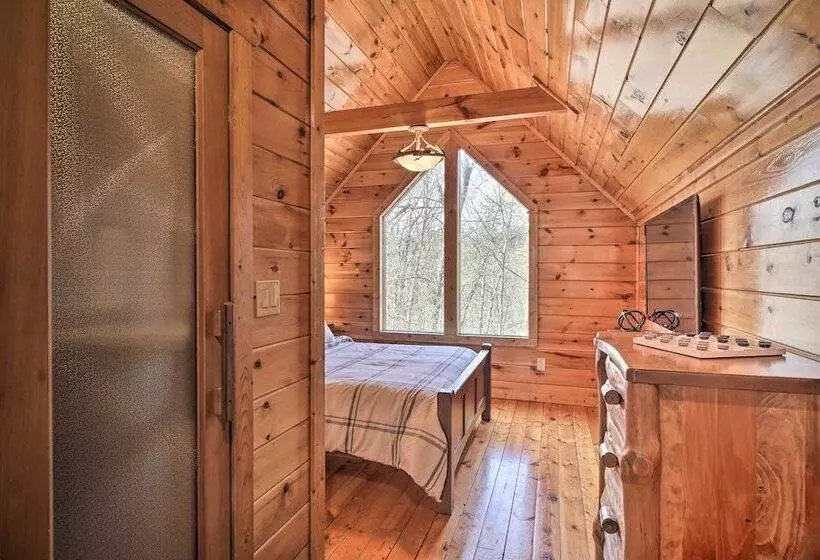 Private Hot Tub: Hatcher Mountain Getaway