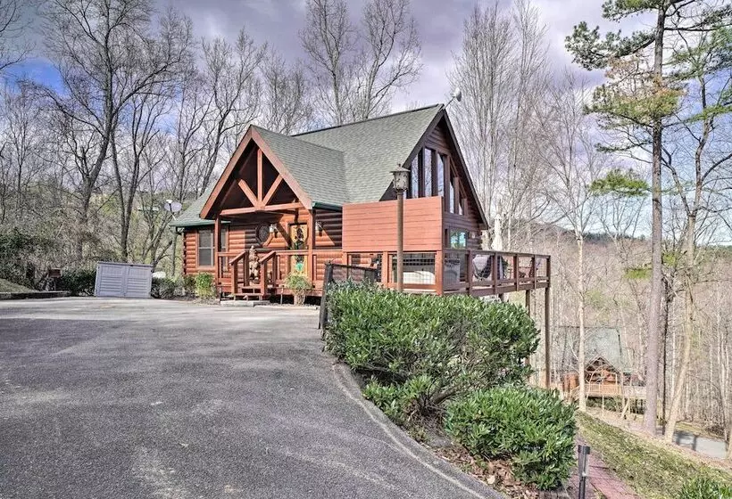 Private Hot Tub: Hatcher Mountain Getaway